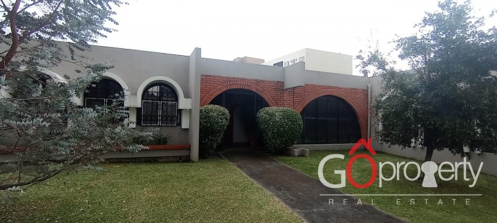 Venta de Casa comercial con lote de 1.616m2 en Pinares